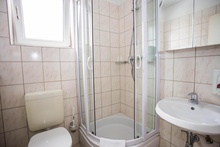 Bathroom 4, Hotel Geblergasse, Wien