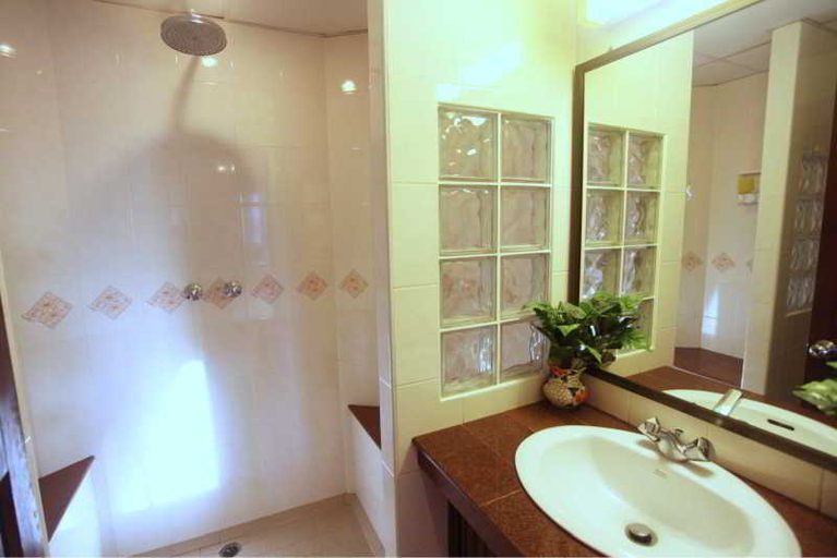 Bathroom 4, Paradise Inn, Phuket Island