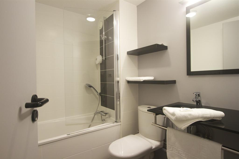 Bathroom 4, BRIT HOTEL LORIENT Le Kerotel, Morbihan