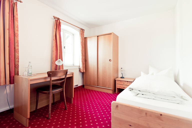 Bedroom 2, Schweiger's Landgasthof, Erding