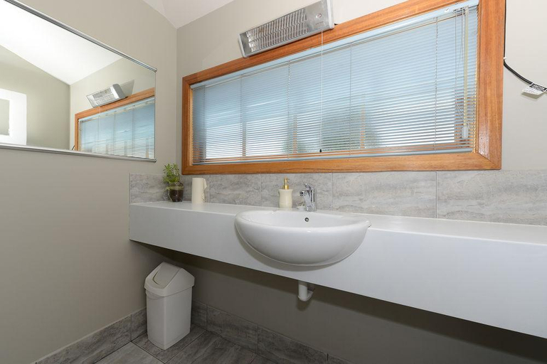 Bathroom 3, Edinburgh Gallery Bed & Breakfast, Hobart
