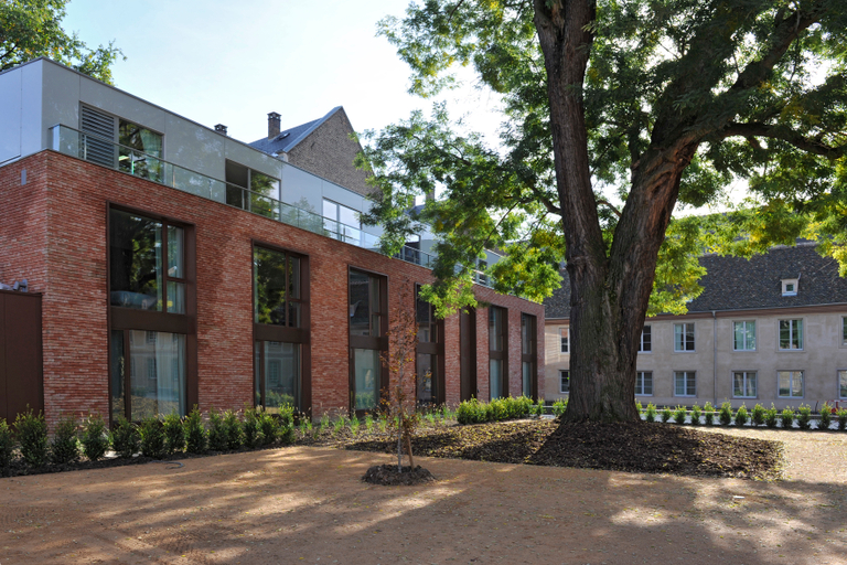 Exterior & Views