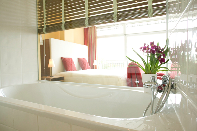 Bathroom, Berghotel Tulbingerkogel, The Originals Relais, Tulln