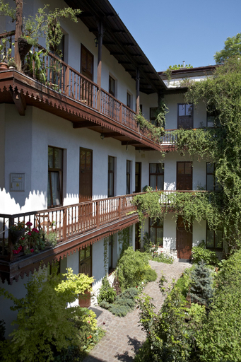 Exterior & Views