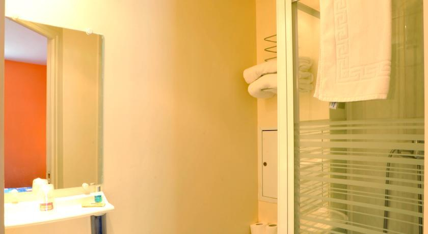 Bathroom 4, Hotel initial by balladins Roissy CDG / Saint-Mard, Seine-et-Marne