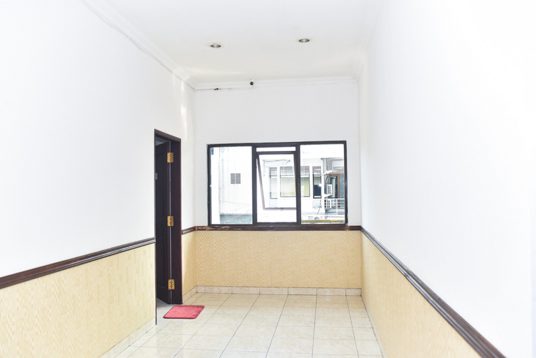 Public Area 1, RedDoorz near Lenmarc Mall Surabaya, Surabaya