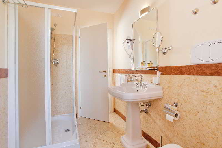 Bathroom 5, Hotel Villa Pigna, Ascoli Piceno