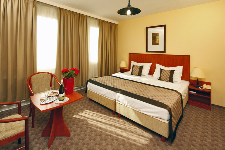 Bedroom 4, Hotel Charles, Budapesti