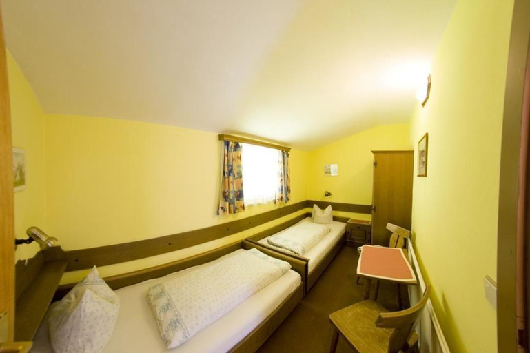 Bedroom 5, Landhotel Salzburger Dolomitenhof, Hallein