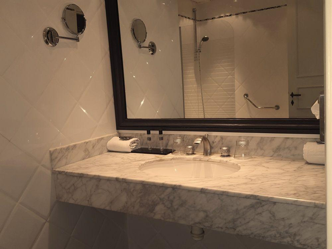 Bathroom, Hotel des Augustins, Bouches-du-Rhône