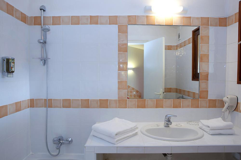 Bathroom 3, San Giovanni, Corse-du-Sud