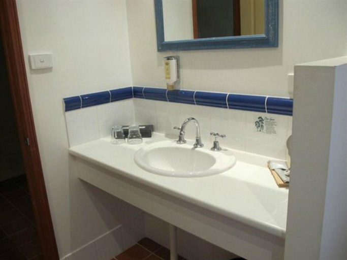 Bathroom, Tuscany Wine Estate Resort, Singleton