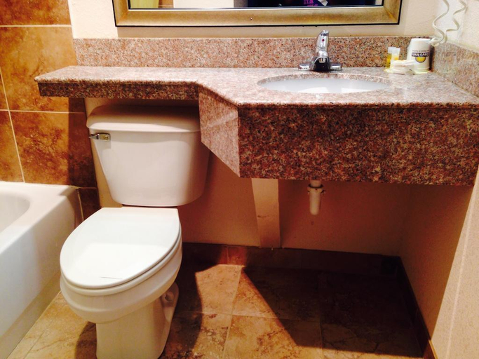 Bathroom 4, Motel 6 Hope, AR, Hempstead