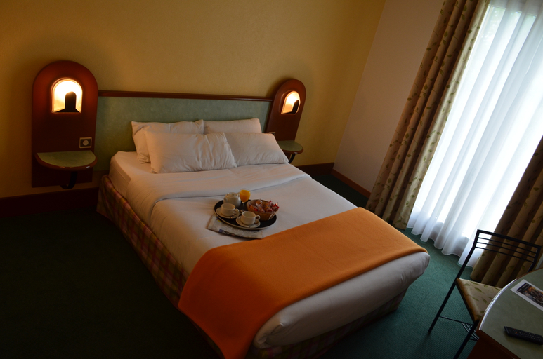 Bedroom 3, Hostellerie Saint-Vincent, Oise