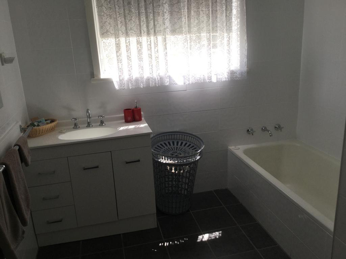 Bathroom 5, Sapphire City Motor Inn, Inverell - Pt B