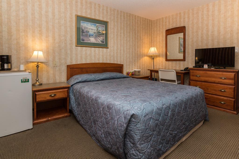 Bedroom 3, Canadas Best Value Inn Chinook Station, Division No. 6