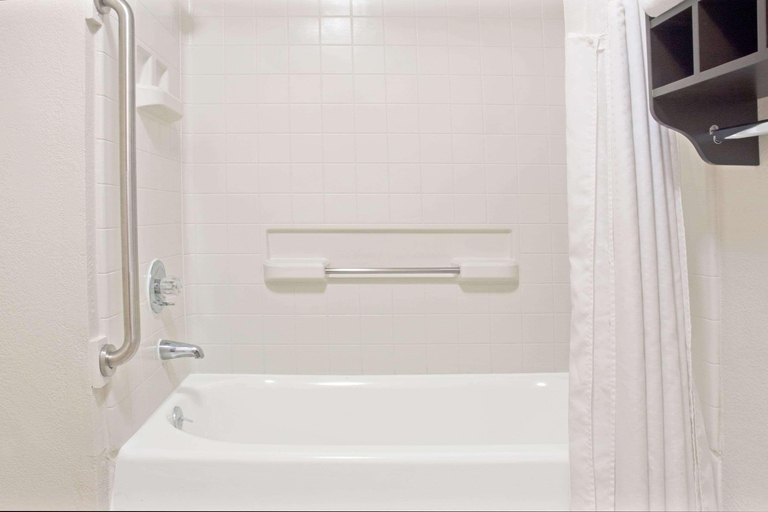 Bathroom 5, Howard Johnson by Wyndham Houston Heights/Downtown, Houston
