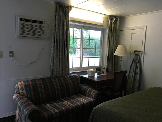Bedroom 3, Relax Inn Altoona, Blair