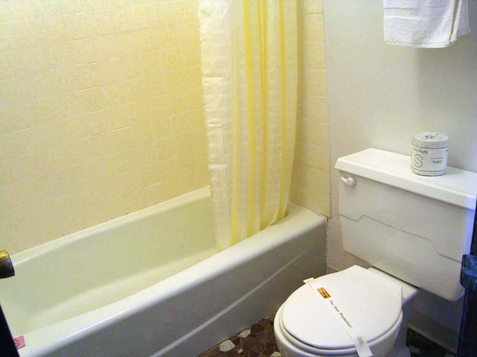 Bathroom, Budget Host Inn - Emporia, Lyon