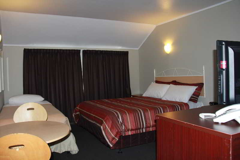 Bedroom 2, Sai Motels, Waitakere