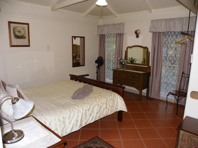 Bedroom 1, Kalimna Woods Cottages, E. Gippsland - Bairnsdale