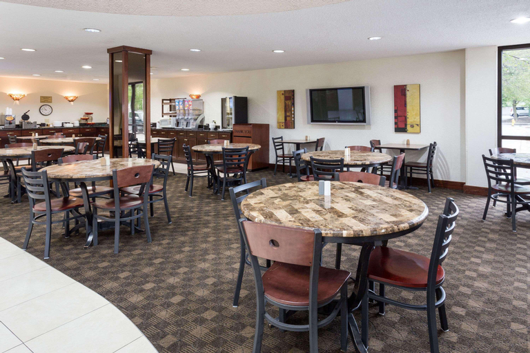 Ramada by Wyndham Bettendorf, Scott
