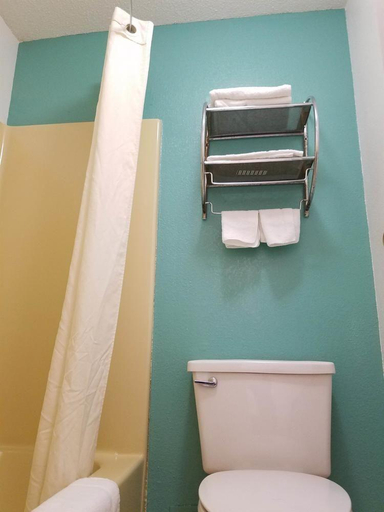 Bathroom 4, Inn Indianapolis S, Marion
