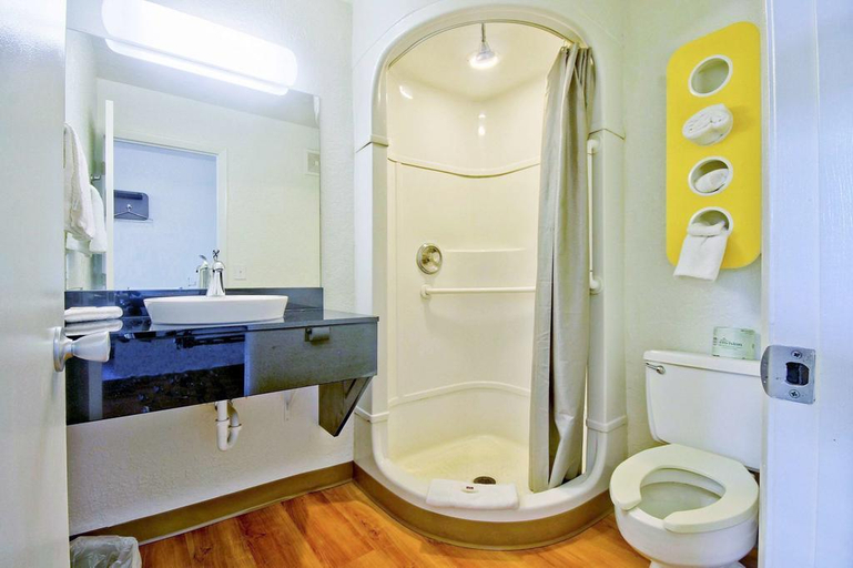 Bathroom 5, Motel 6 Fort Lauderdale, FL, Broward
