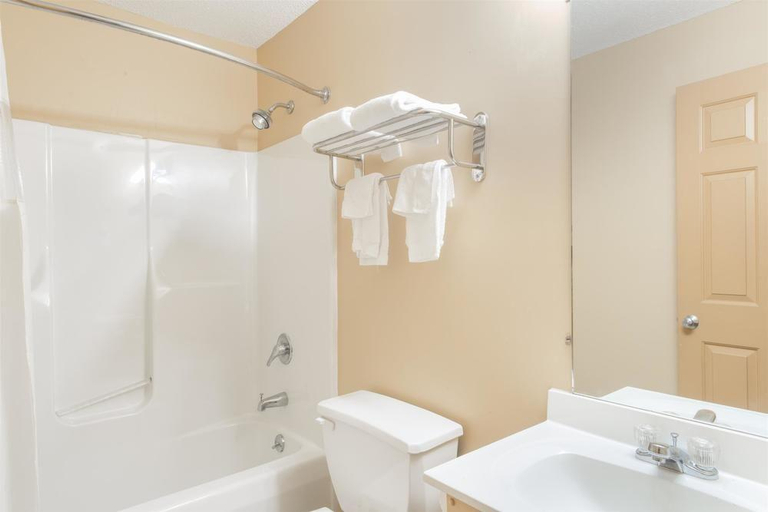 Bathroom 4, Knights Inn Hadley, Hampshire