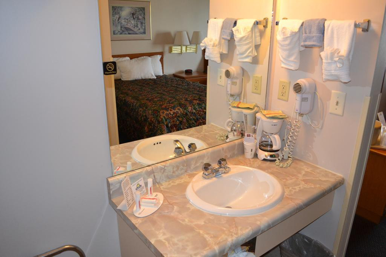 Bathroom, Days Inn Council Bluffs-Lake Manawa, Pottawattamie