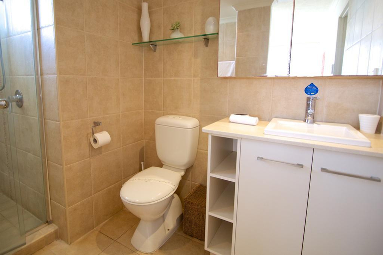 Bathroom, Foreshore Beachfront Apartments, Gold Coast