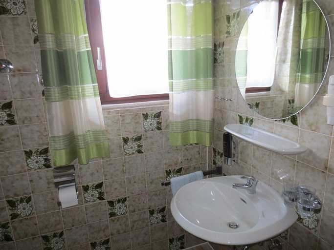 Bathroom 3, Hotel Alp Inn - Chiemgaukarte inclusive, Traunstein