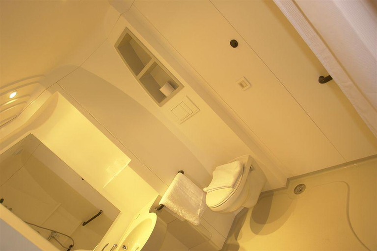 Bathroom 4, La Bonne Etape, Eure