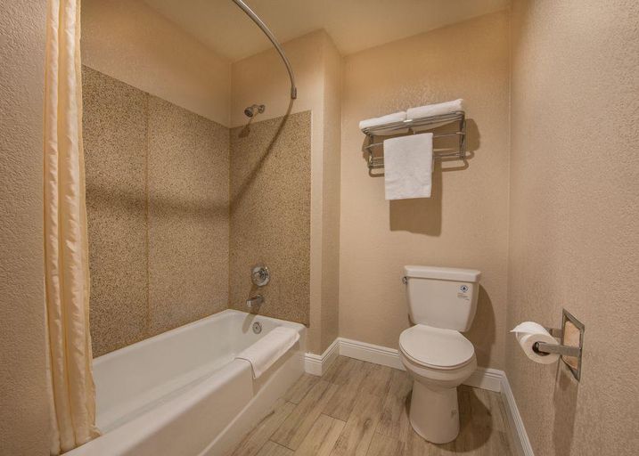 Bathroom 3, Edgewater Inn Reedley, Fresno