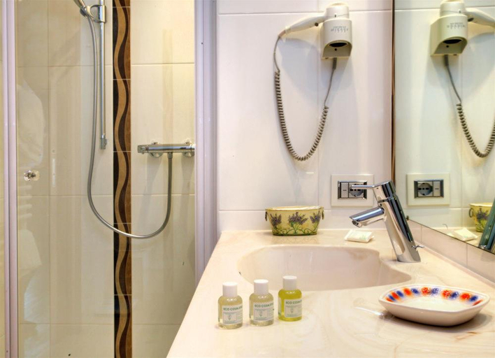 Bathroom 5, Hotel Kriss Internazionale, Verona
