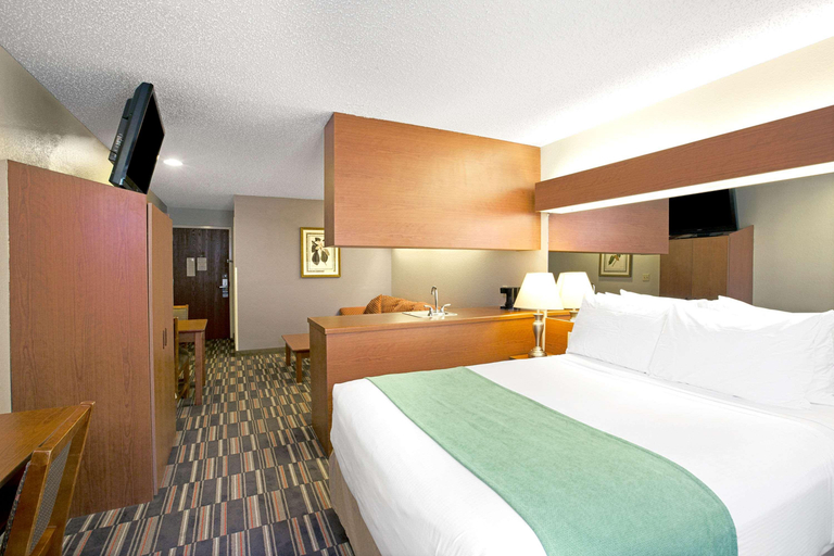 Bedroom 2, Microtel Inn & Suites By Wyndham Cherokee, Jackson