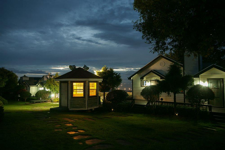 Exterior & Views