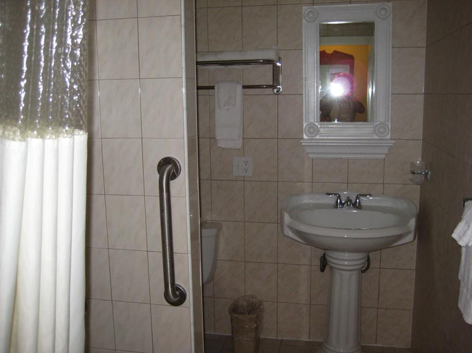 Bathroom 3, Stardust Motel, New London
