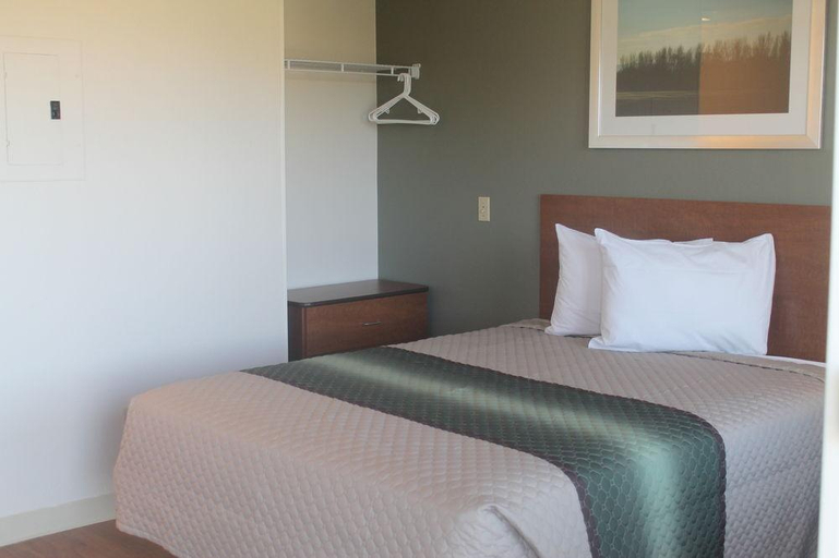 Bedroom 3, HomeTowne Suites Houston-West Oaks, Houston