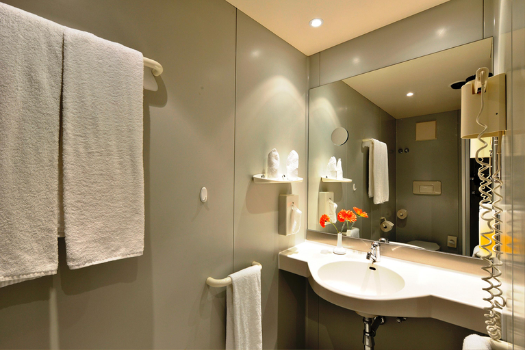 Bathroom 5, Hotel Lüneburger Heide, Heidekreis