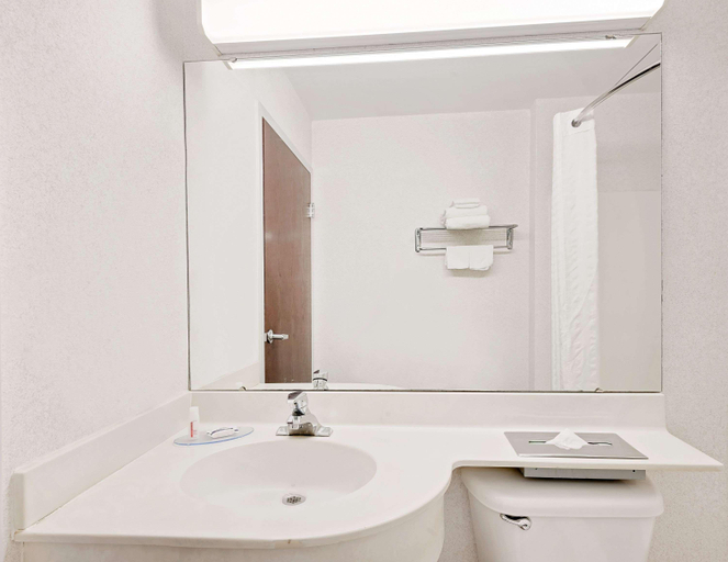 Bathroom 5, Microtel Inn & Suites By Wyndham Hagerstown, Washington