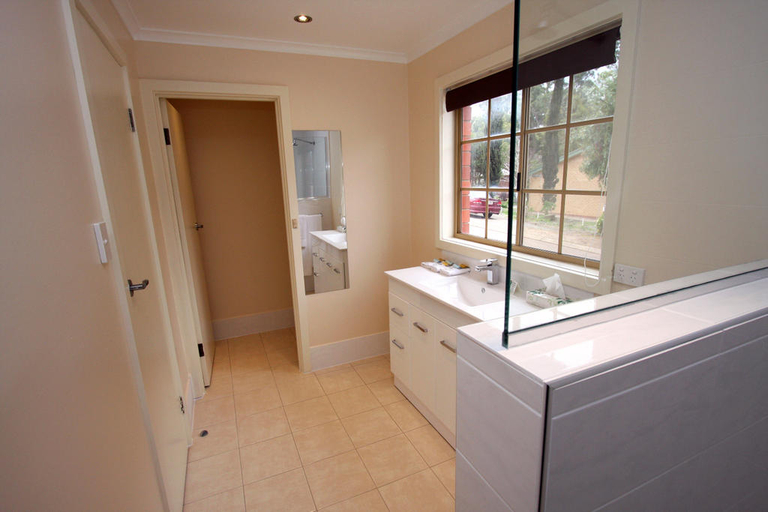 Bathroom 4, Comfort Inn Clare Central Motel, Clare and Gilbert Valleys