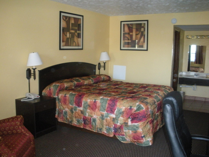 Bedroom 3, Nendels Inn & Suites, Ford