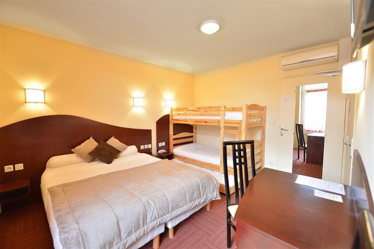 Bedroom 3, Les Commerçants, Puy-de-Dôme