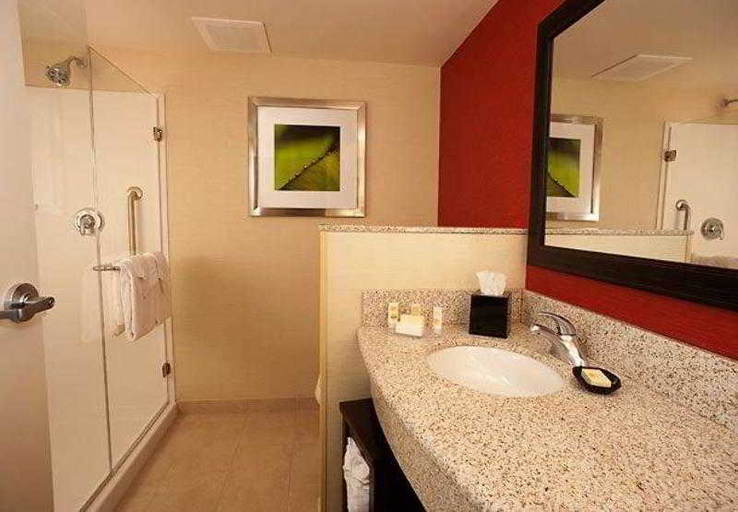 Bathroom 5, Courtyard Milwaukee Airport, Milwaukee