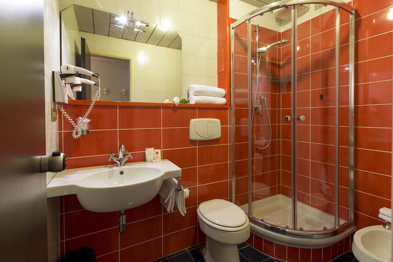 Bathroom 5, Palace del Conero, Ancona