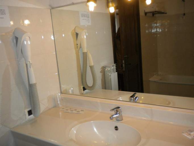 Bathroom 3, Hotel Tavernier, Aosta