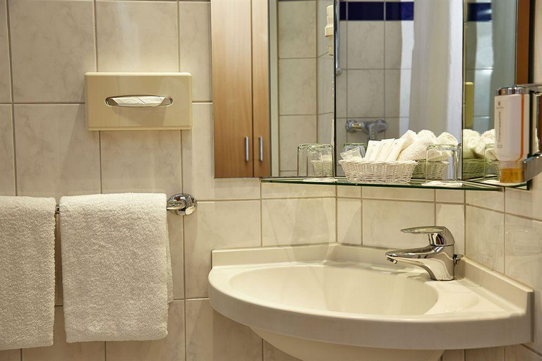 Bathroom 4, Hotel Stadthafen Stade, Stade