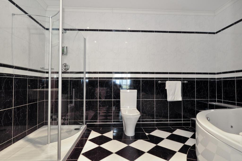 Bathroom 4, Broadhaven Bay