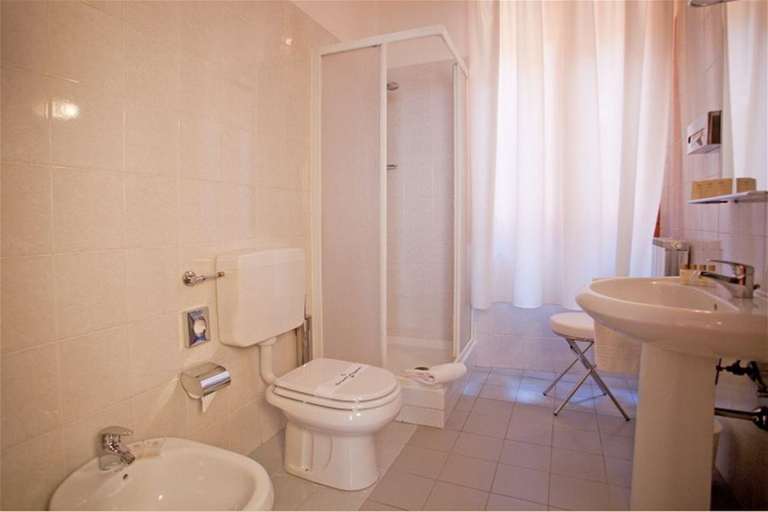 Bathroom 4, Cavour, Bologna